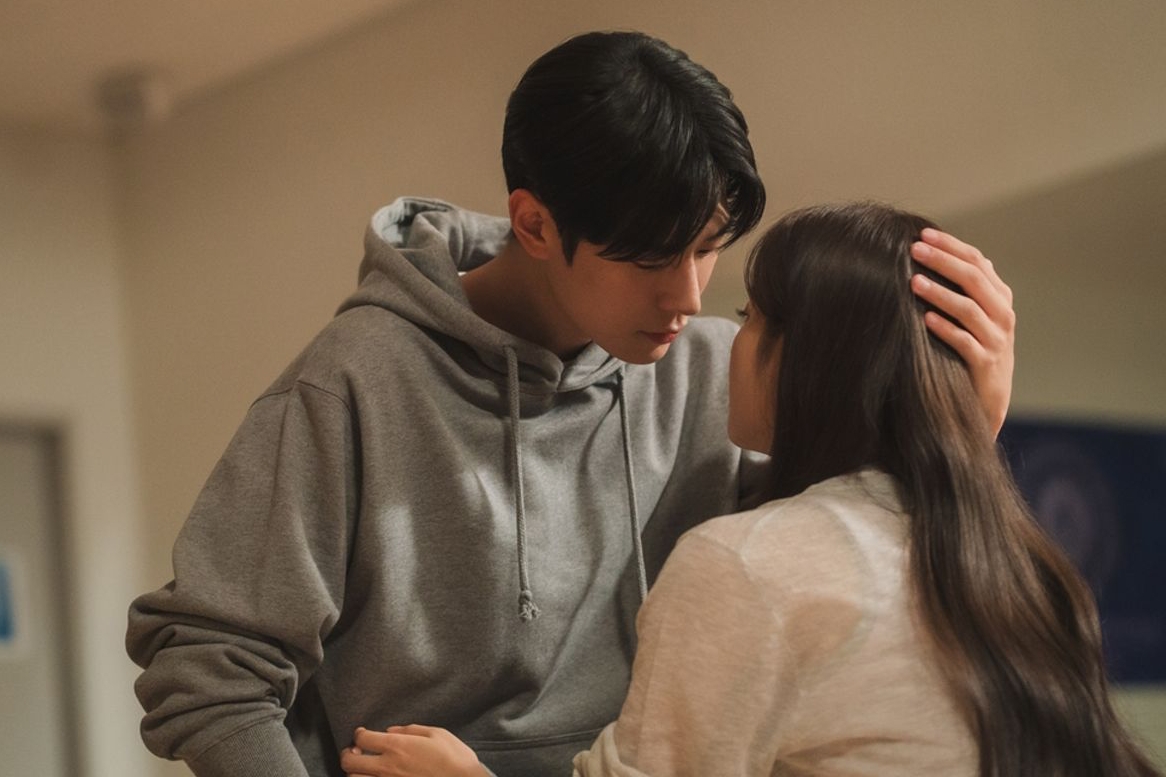 Park Seo Ham And Kim Ji Yeon Practice A Kiss Scene In “Dive Into You”缩略图