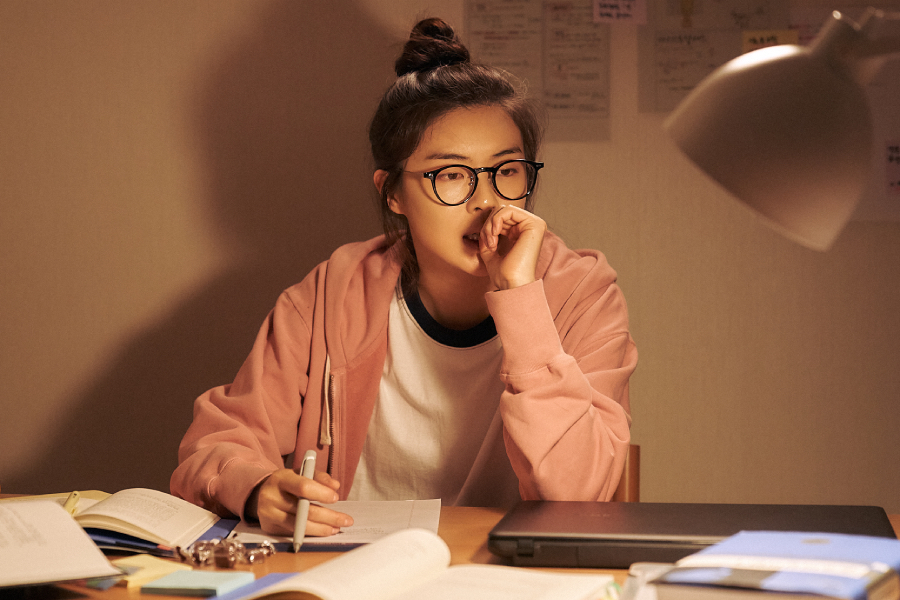 Lee Sun Bin Is A Newcomer In The High-Stakes World Of CSAT Question Setting In “Ugly Duckling Ms. Maeng”缩略图