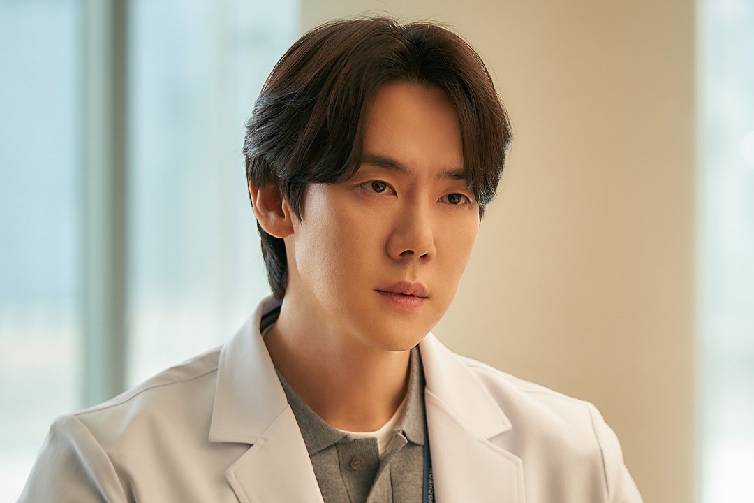 Yoo Yeon Seok Is A Surgeon Who Makes Seo Hyun Jin’s Heart Flutter In “The Perfect Lie”缩略图