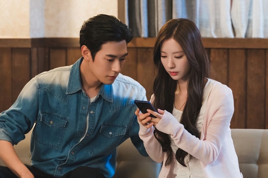 Kim Ji Yeon And Park Seo Ham Give Off Long-Term Couple Vibes In “Dive Into You”缩略图