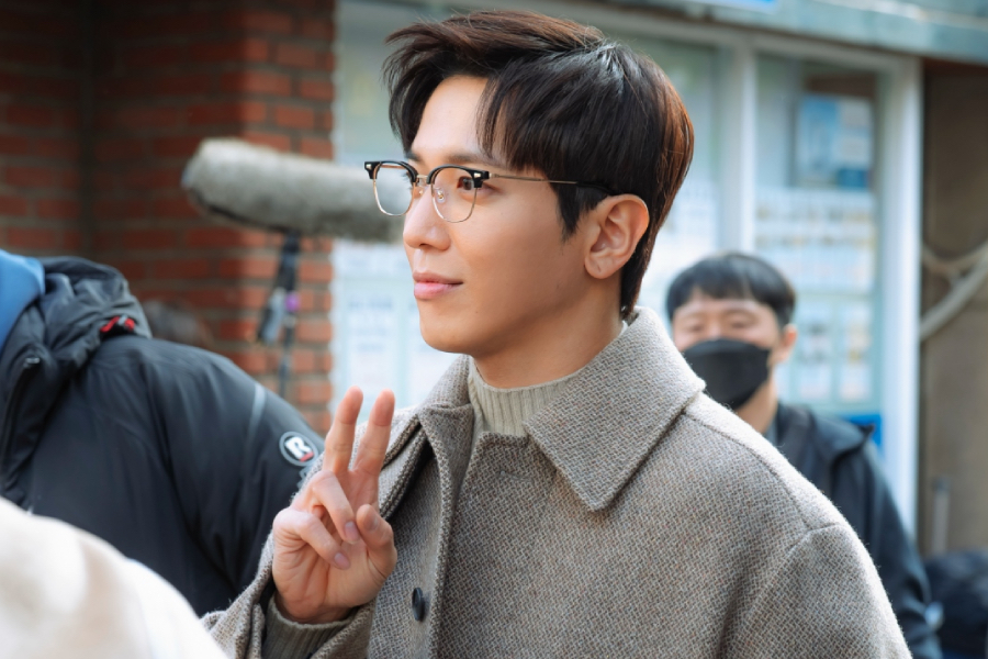 Jung Yong Hwa Dishes On Playing Top Actor Who Has A No-Kissing Rule And A Surprising Weakness In “Oh! My Guard”缩略图
