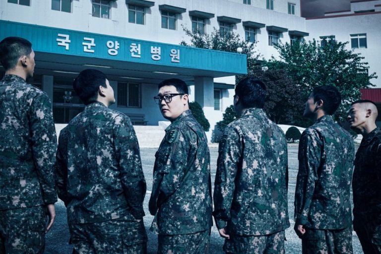 Kim Min Ho And His Fellow Recruits Stand Before An Eerie Military Hospital In “New Recruit” Film Adaptation Poster缩略图