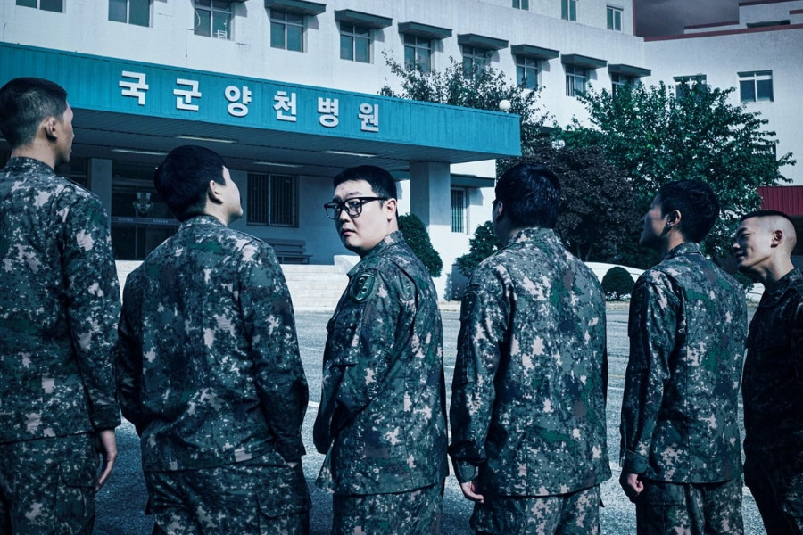 Kim Min Ho And His Fellow Recruits Stand Before An Eerie Military Hospital In “New Recruit” Film Adaptation Poster缩略图