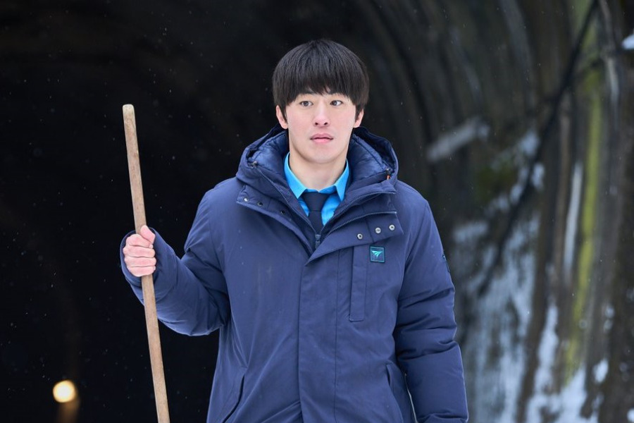 Koo Kyo Hwan Embarks On His New Job At A Snowy Train Station In “White Blast”缩略图